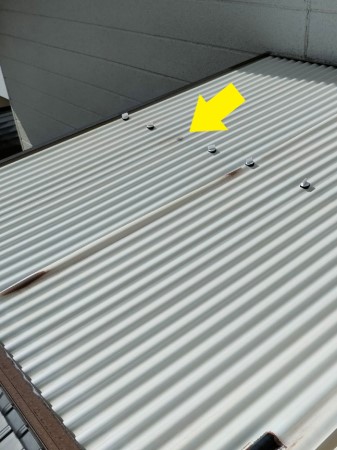 波板のフックが割れている　台風対策